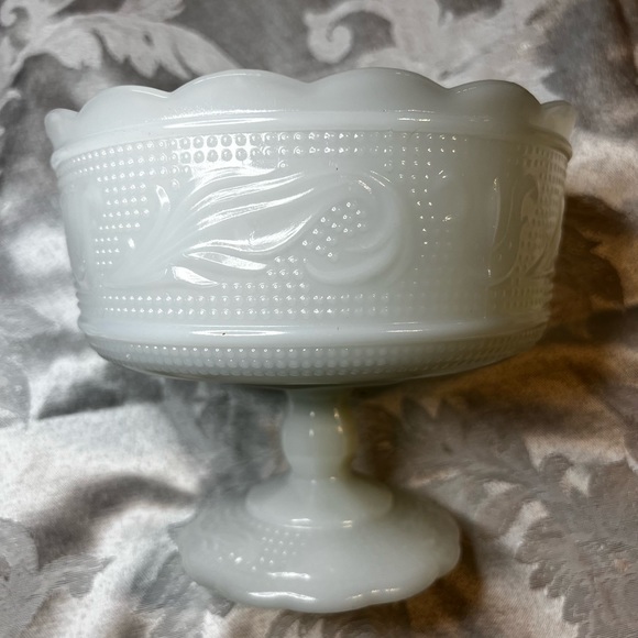 Accents 196s Eo Brody M6000 Milk Glass Pedestal Bowl Carnival